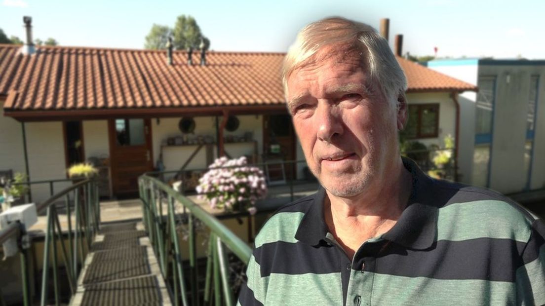 De woonboot van Jan Duurt Bosch ligt scheef.