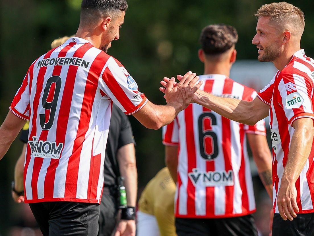 Reda Kharcouch is terug van FC Emmen en feliciteert Aaron Meijers met zijn 2-0