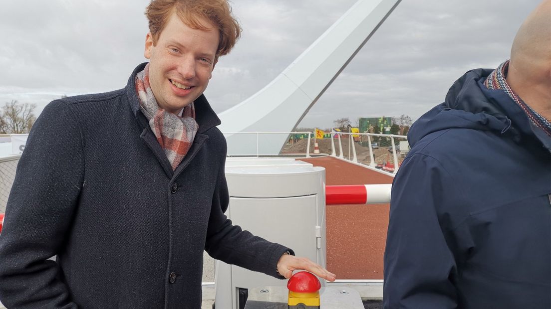 Gedeputeerde Floor Vermeulen opent de fietsbrug tussen Oegstgeest en Katwijk