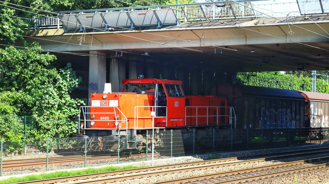De locomotief staat onder het viaduct van de Amsterdamseweg