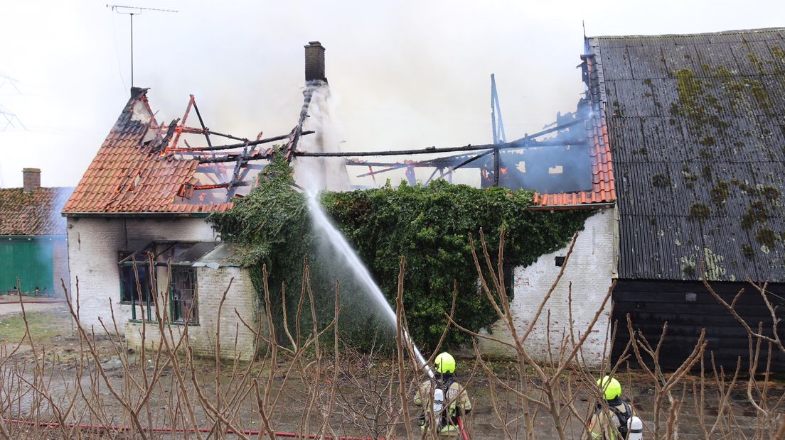 De leegstaande boerderijwoning brandt volledig uit