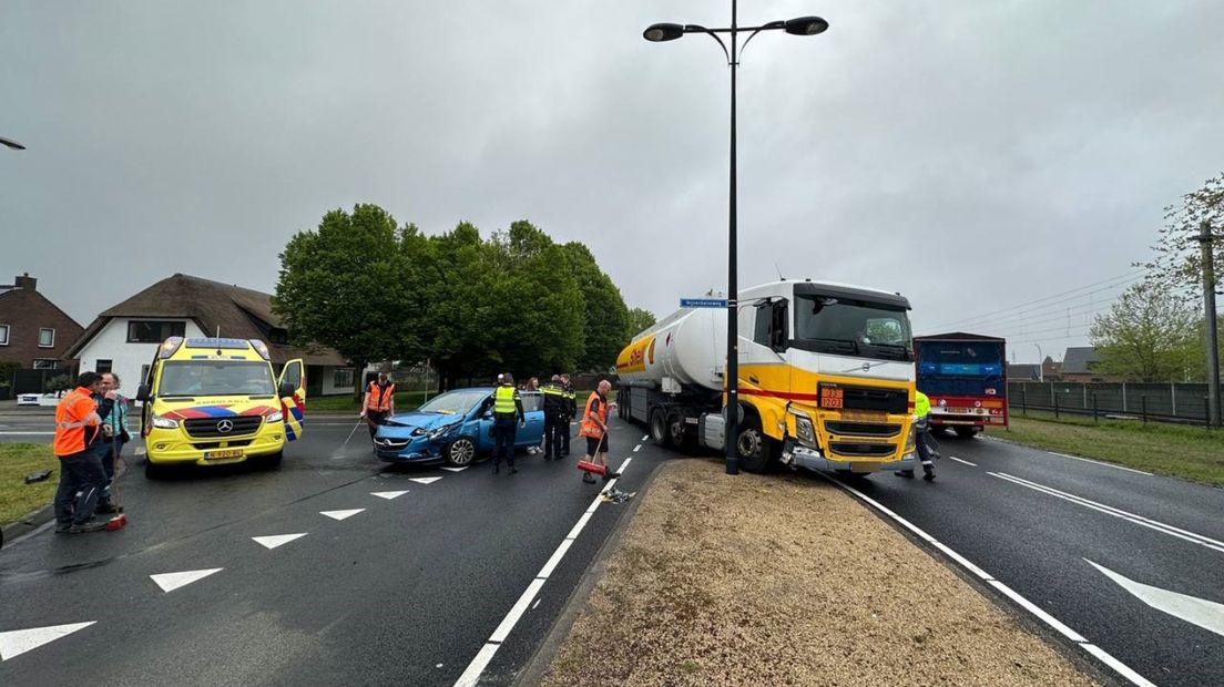Vrachtwagen en auto betrokken bij een aanrijding in Rijssen