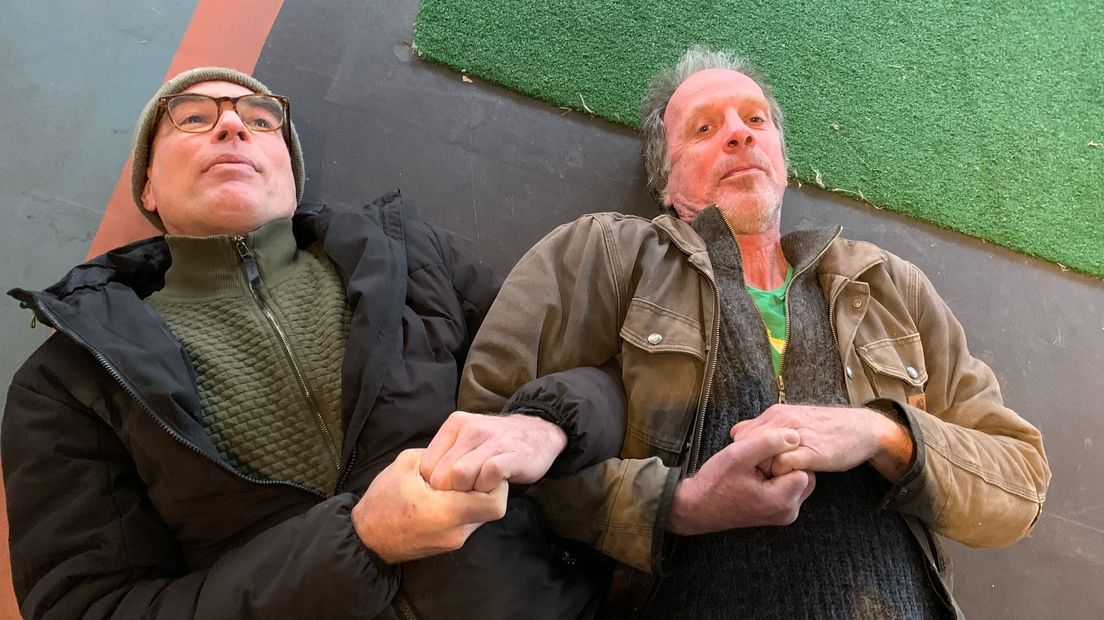 Idse (rechts) haakt in zodat de politie hem moeilijk kan meenemen