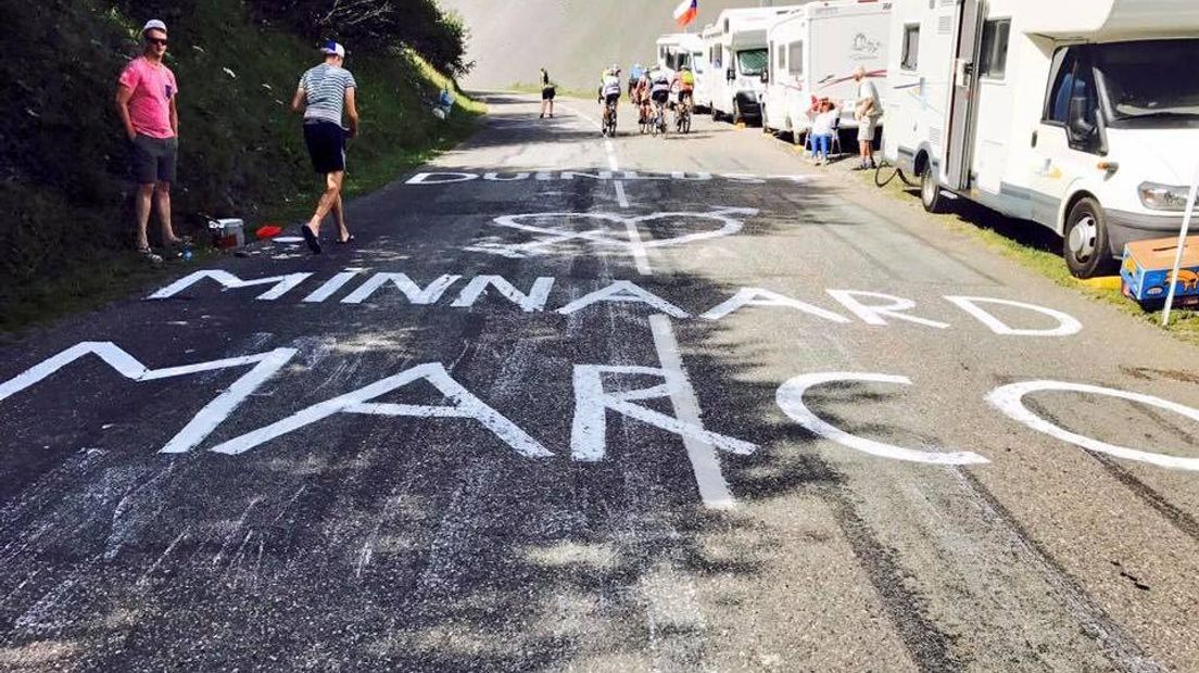 Zeeuwse fans moedigen Marco Minnaard aan in de Tour de France van 2017