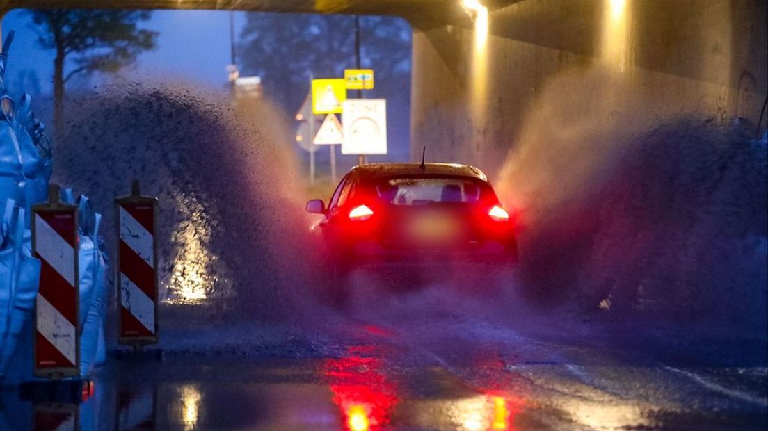 Heftige regenval zet tunnel onder water in Apeldoorn