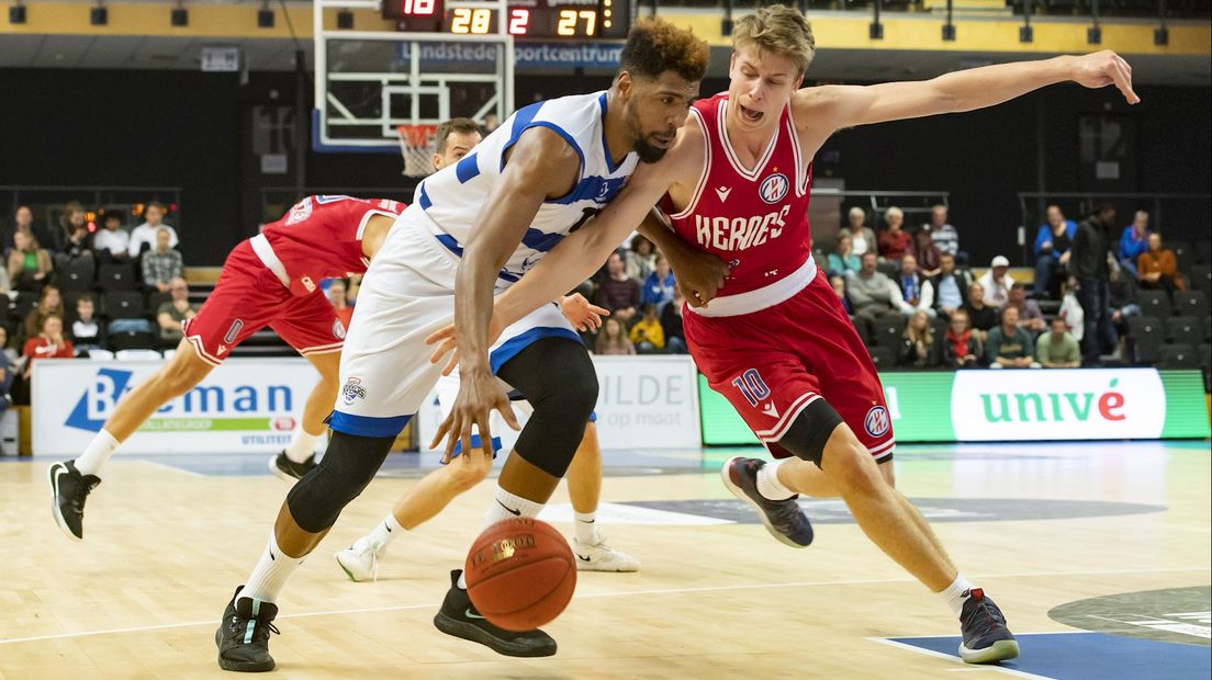 Mohamed Kherrazi aan de bal namens Landstede Hammers