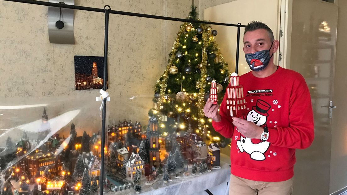 René bouwt elk jaar een Utrechts kerstdorp.