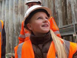 Isabel (10) plaatst tijdcapsule met eigen tekening bij nieuwe sluis in Afsluitdijk