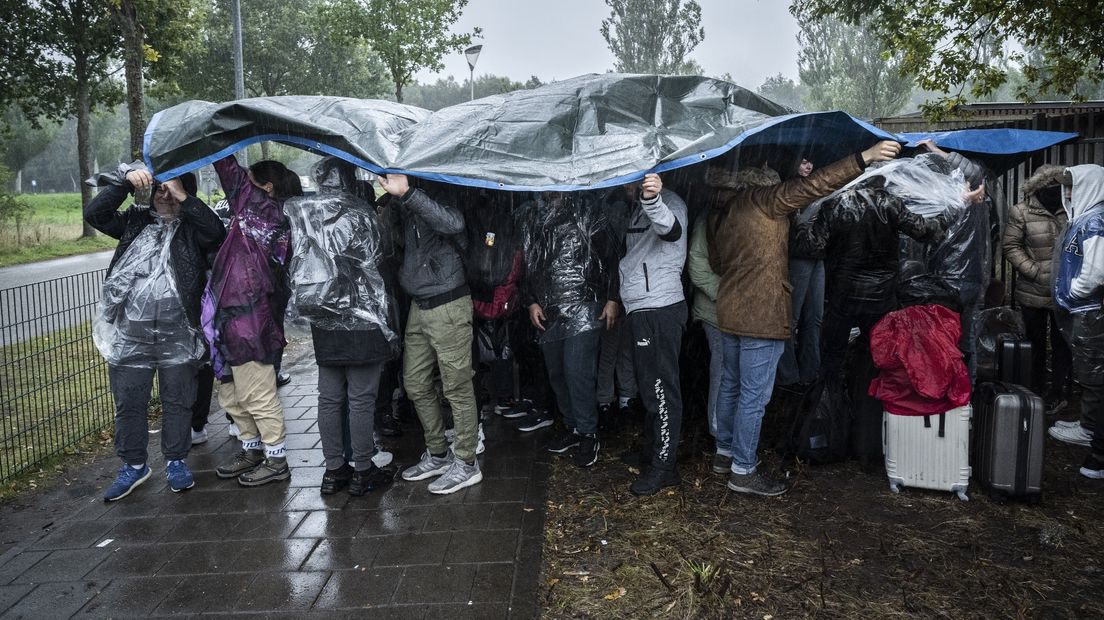 Asielzoekers moeten buiten wachten in Ter Apel