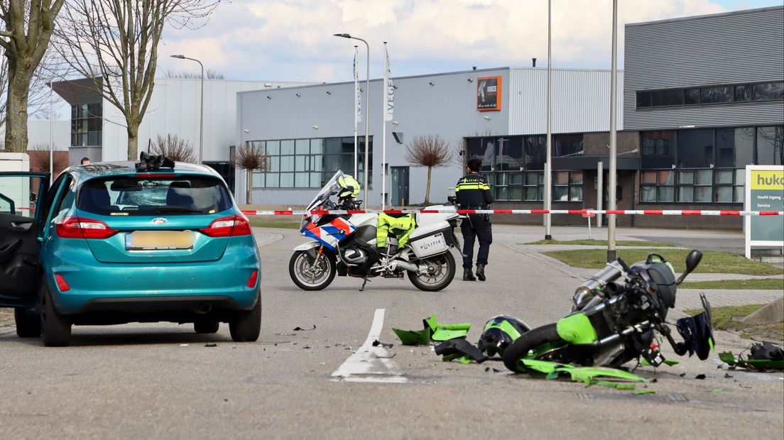 De motorrijder kwam in botsing met een auto