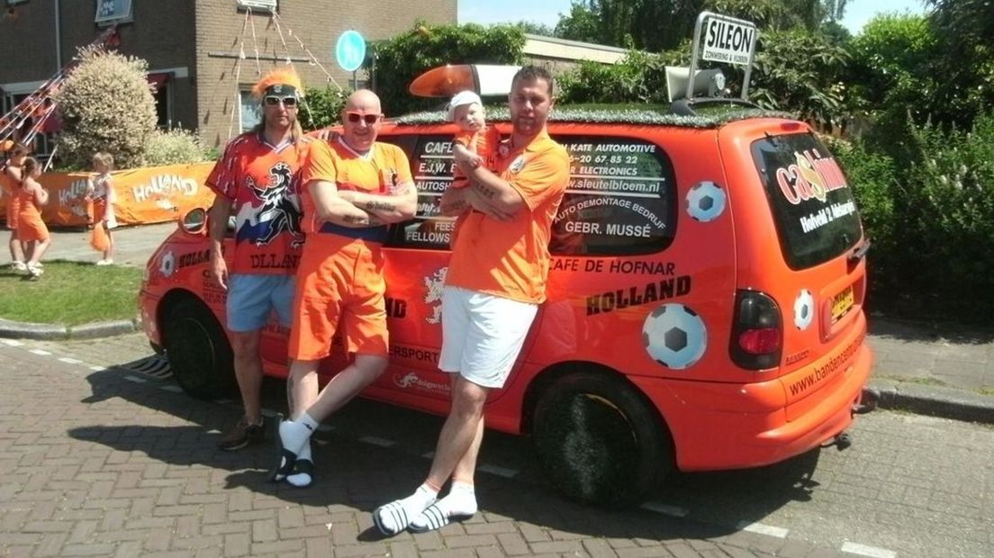 Ronald, Jan en Henk met één van de omgebouwde auto's voor eindtoernooien
