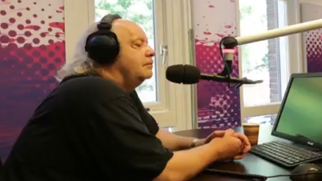 Pieter Jan Leusink in de studio van Radio Gelderland