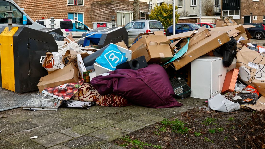 Afgedankte huisraad in de Dichtersbuurt.