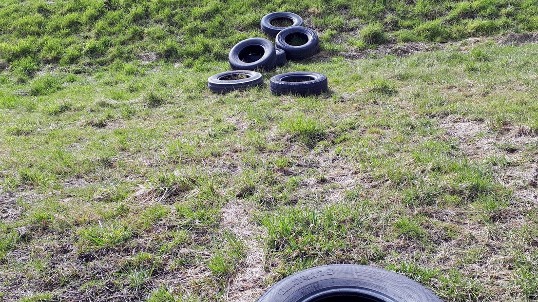 Gedumpte autobanden bij Zierikzee