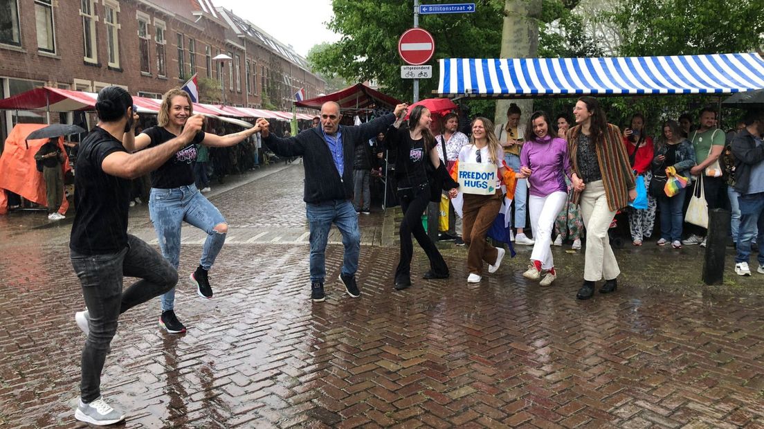 Op de markt in Lombok wordt de regen omarmd en dansen vrolijke bezoekers Dabke, een Syrische dans.