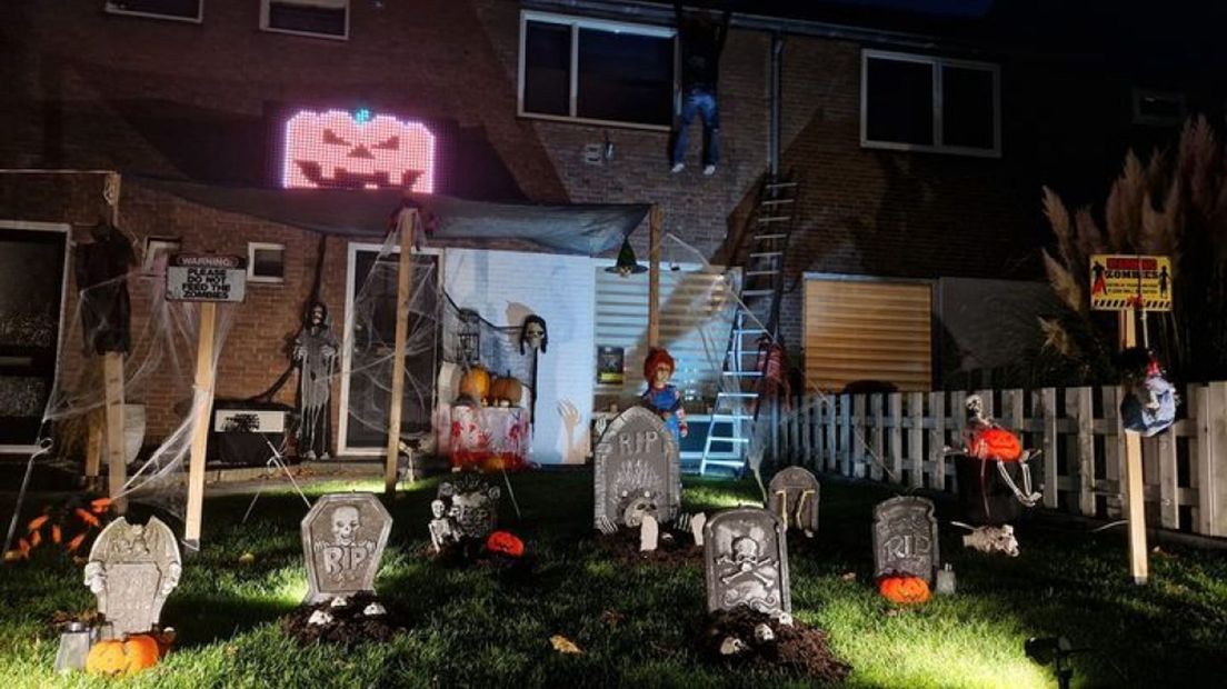 Na Halloween verandert dit huis in Lochem ieder jaar weer in een kertshuis.