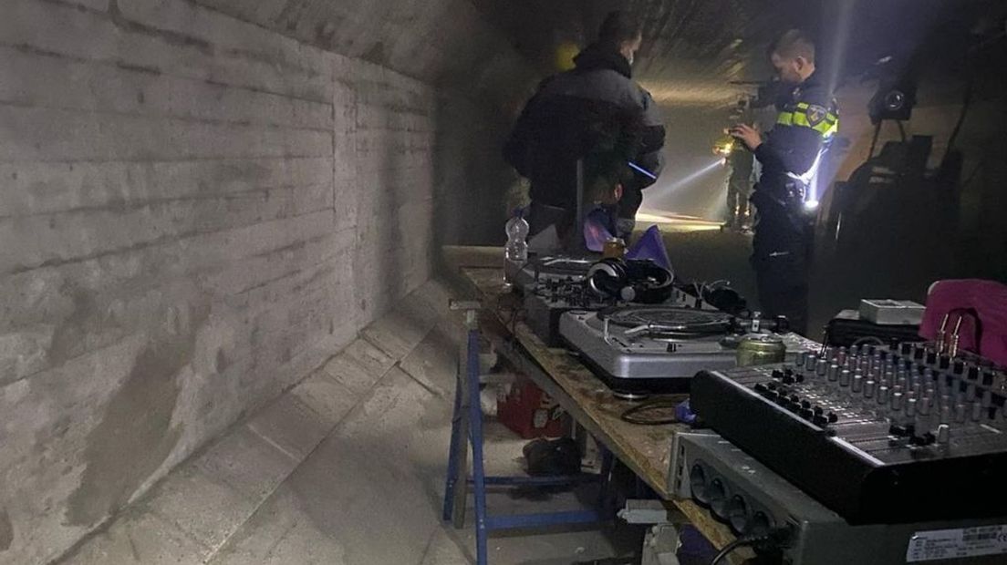 De politie heeft apparatuur in beslag genomen.