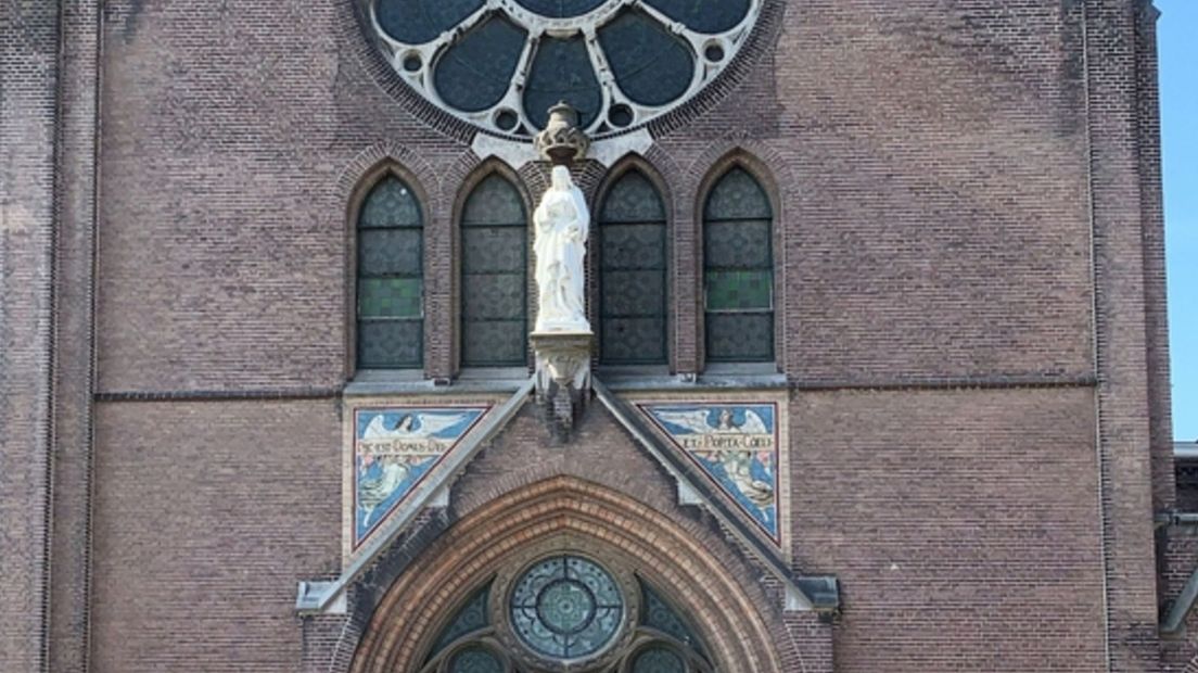 Maria staat normaal gesproken boven de ingang van de Heilige Maria Magdalenakerk in Goes