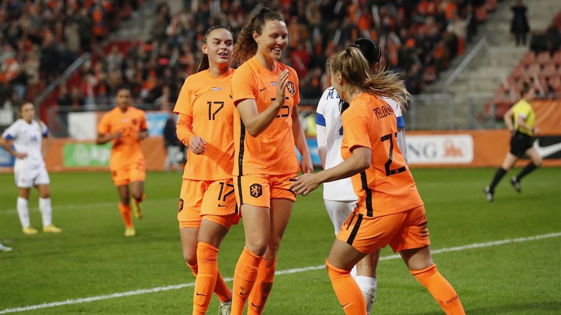 Fenna Kalma (m) scoorde vanavond in het shirt van Oranje