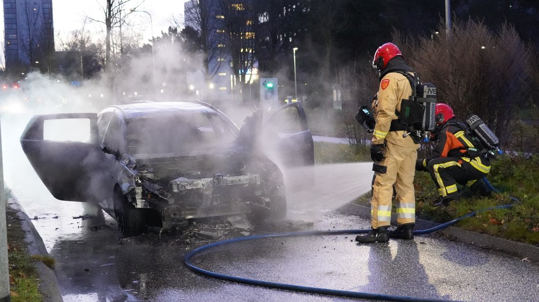 De uitgebrande auto aan de Laan Corpus den Hoorn in Stad