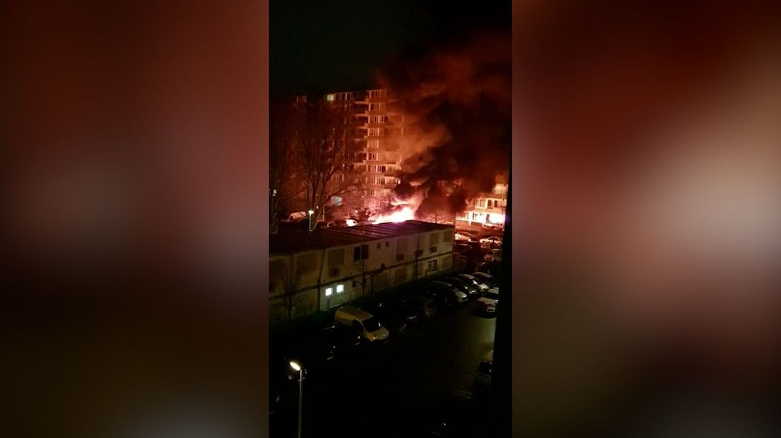 Omwonenden zagen omstreeks 05.00 uur een enorme vlammenzee bij hun flat en alarmeerden de brandweer.