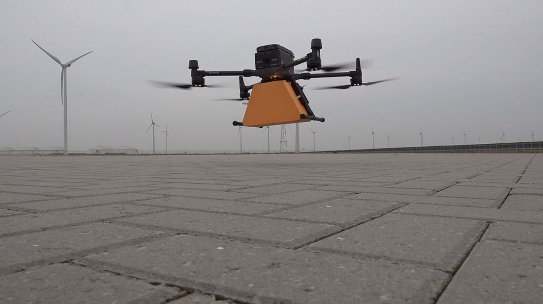 Een drone met vracht waarmee proefgedraaid wordt in de Eemhaven