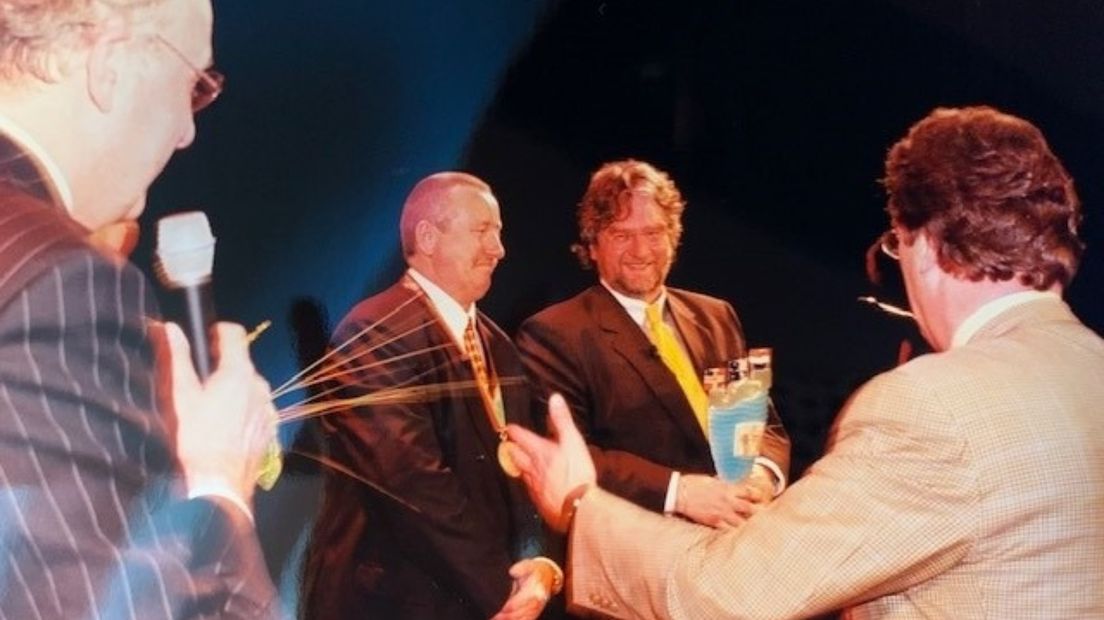 De overhandiging van de Abel Tasmanprijs in 1998 door de Commissaris der Koningin Hans Alders