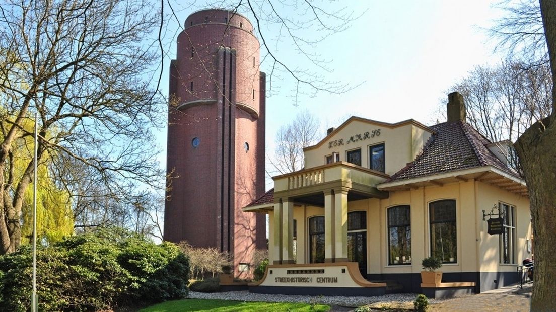 GemeenteBelangen en D66 zijn niet blij met het bedrag waarvoor de watertoren is verkocht.