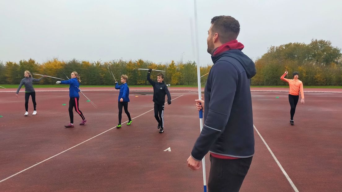 Hordelopen, speerwerpen en sprinten, oud-topatleten leren jonge