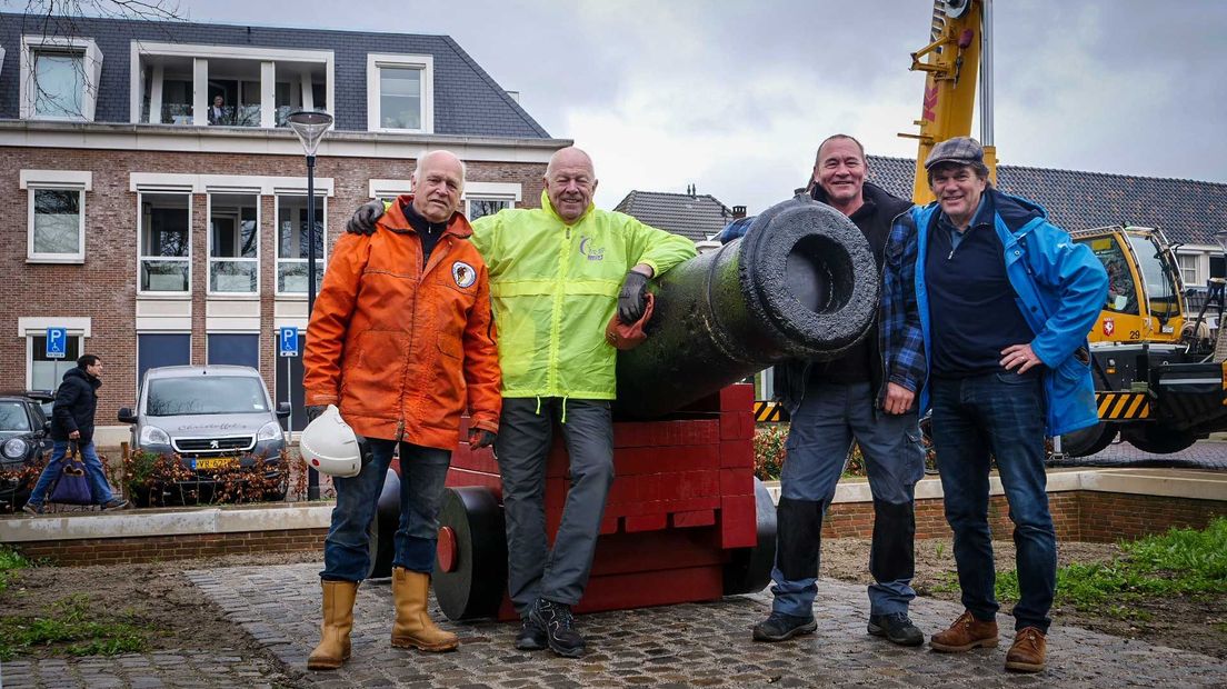 Gert Romeijn, Jan Bekke, Marcel Oude Engberink en Henk Winkelhuis naast het kanon