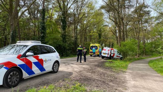112 nieuws: Automobilist gewond na botsing tegen boom in Daarle.