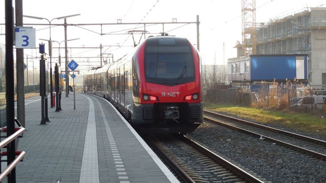R-net-trein verlaat station Alphen aan den Rijn