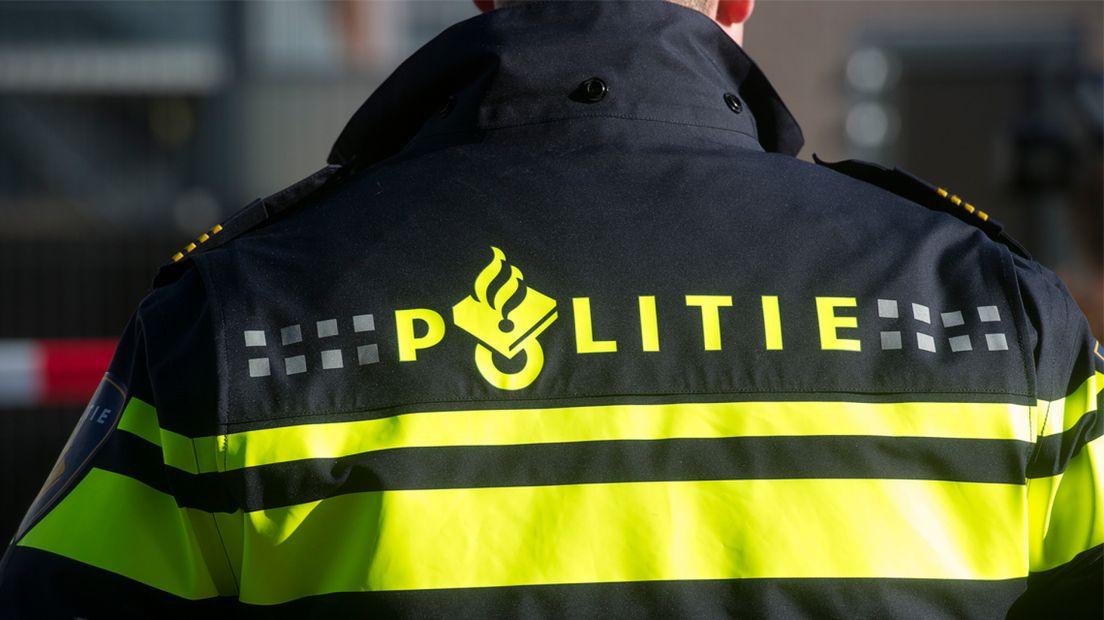 Een politieagent in zijn uniform