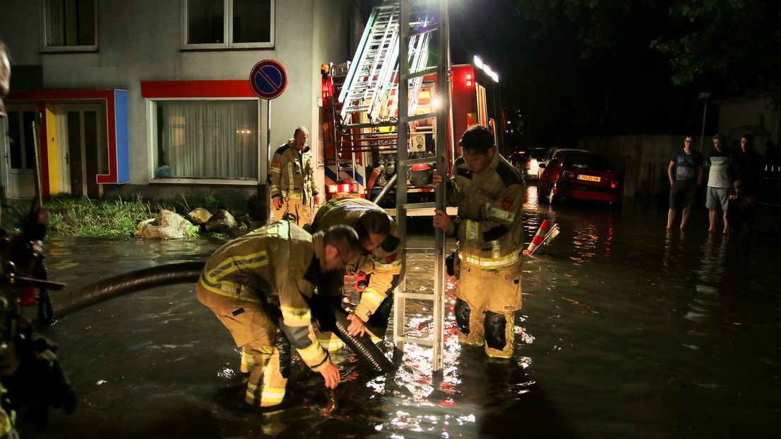 De brandweer pompt water weg in 's-Gravenpolder (foto van zondagavond)