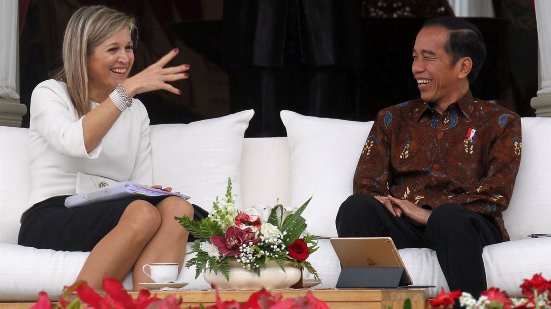 De koningin op de bank bij de president van Indonesië Joko Widodo.