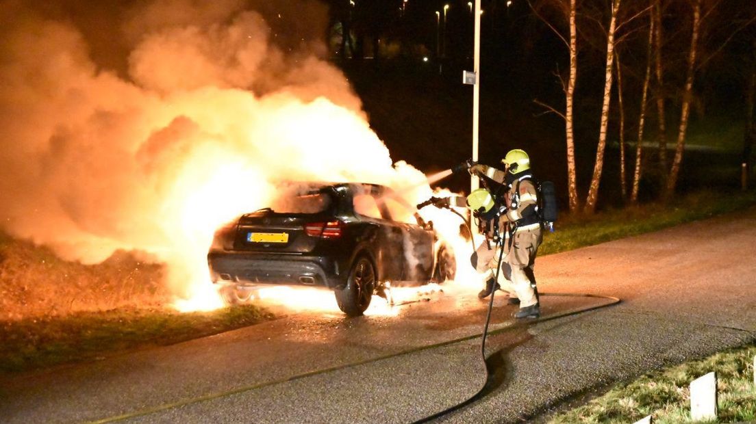 Auto in brand op de Apeldoornseweg.