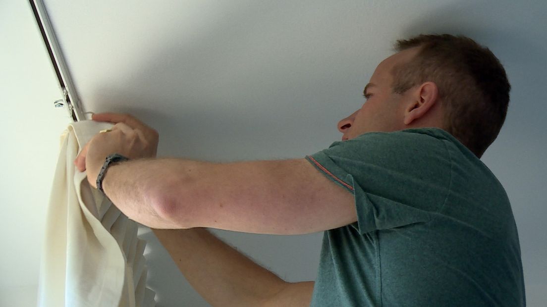 Marinier Wouter is bezig met de laatste klussen in zijn nieuwe huis