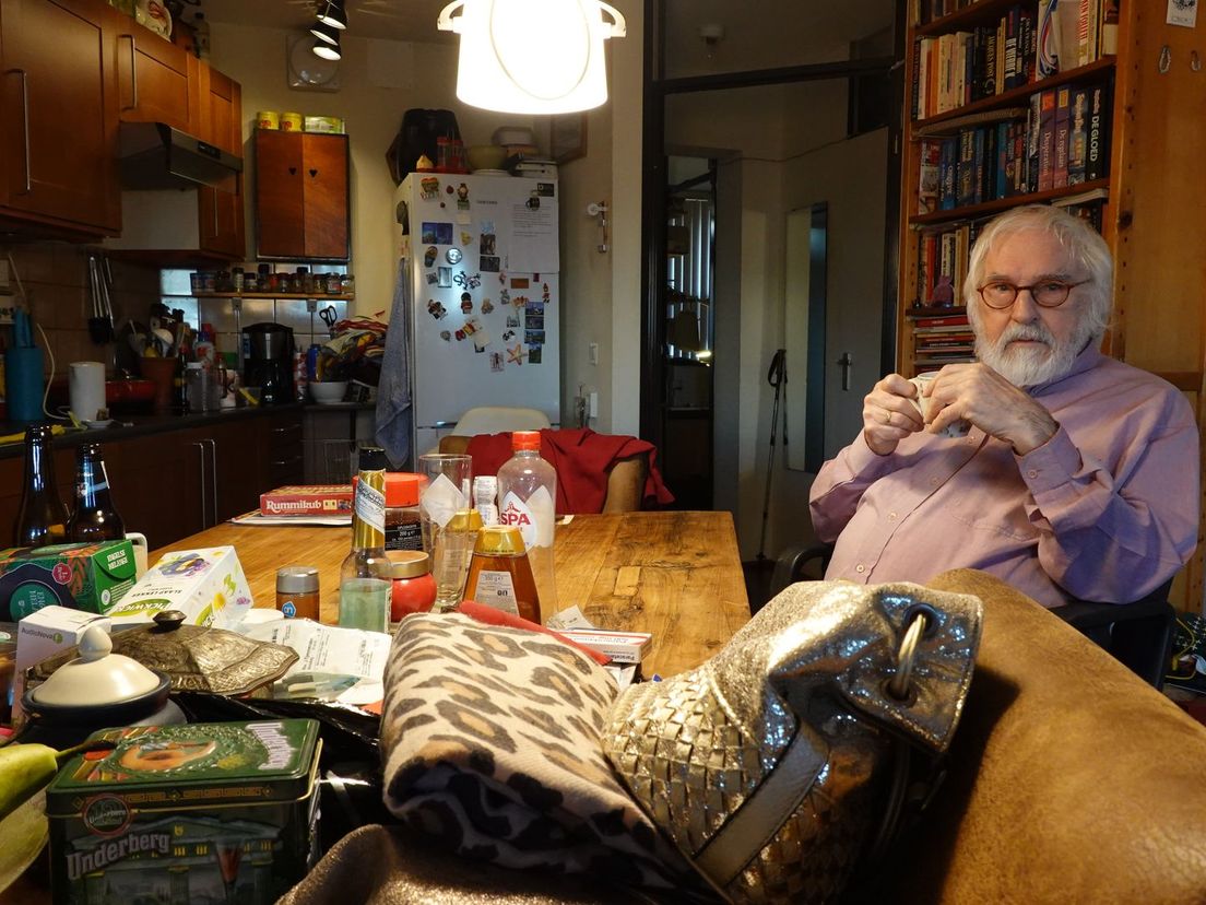 De 79-jarige Helmuth Tjemmes in zijn flat