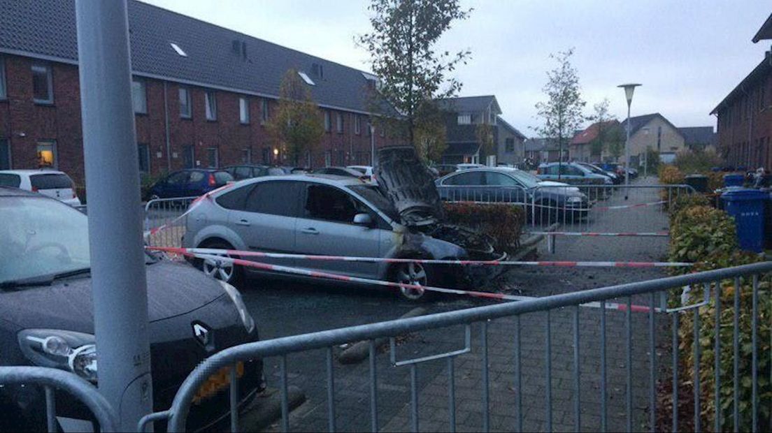 Auto brandt uit in Zwolle, politie onderzoekt brandstichting