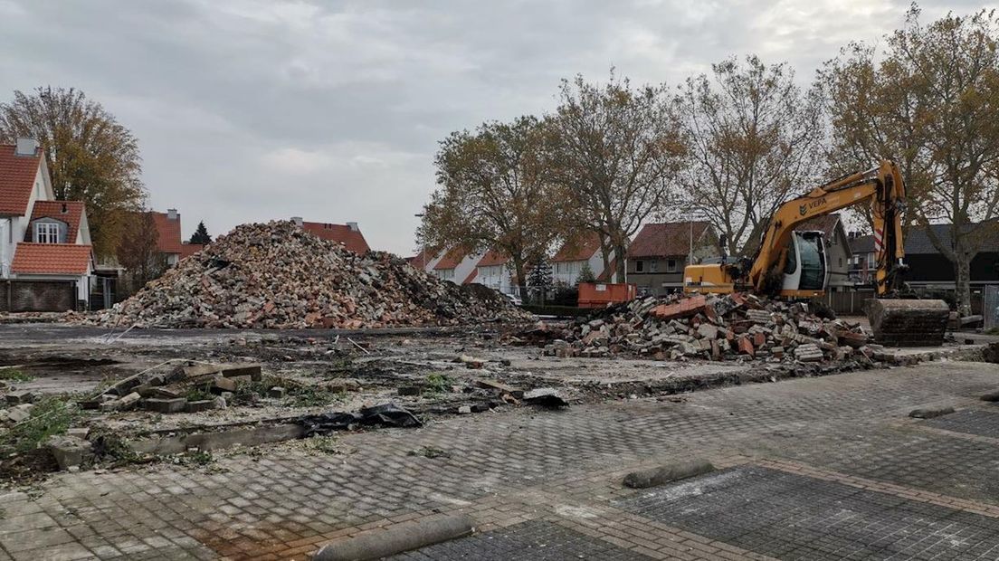 Een hoop puin is wat er nu van het gebouw over is