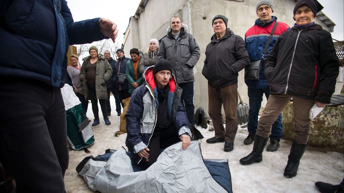 Bas Timmer van Sheltersuit Foundation legt uit hoe een shelterbag werkt, in Oekraïne