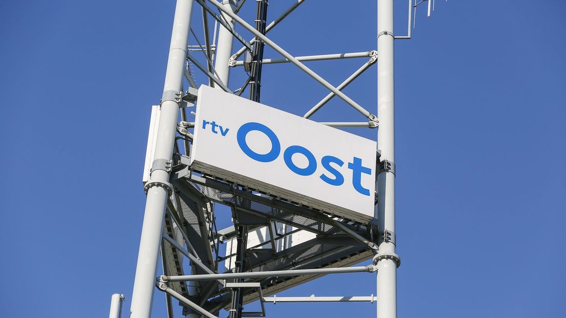 Mast van RTV Oost naast hoofdkantoor in Hengelo