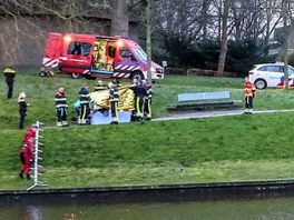 Brandweer haalt drenkeling uit water aan Prinsentuin in Leeuwarden
