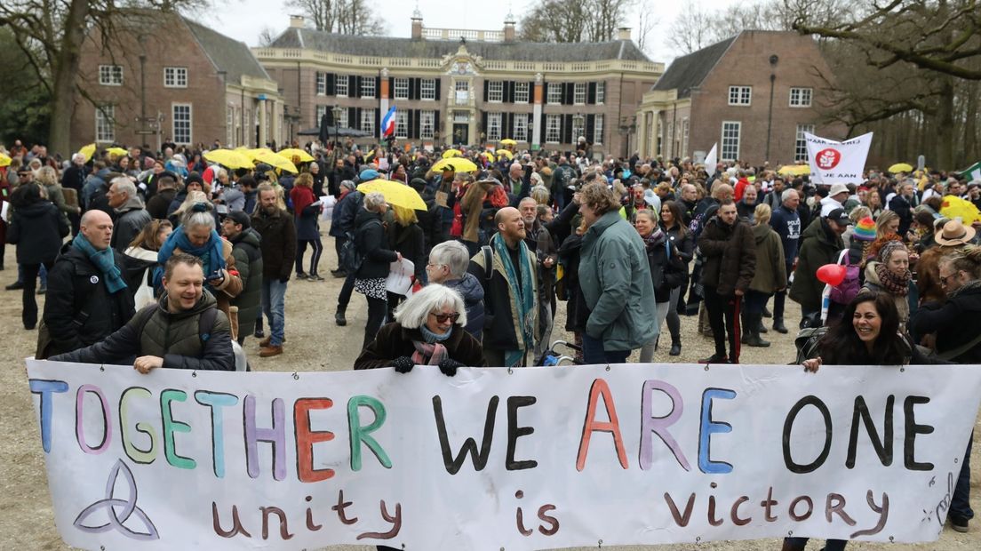 Menigte bij Kasteel Groeneveld.