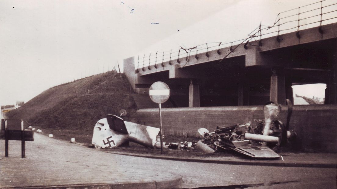 Duits vliegtuig stort neer bij viaduct Hoogstraat Zwolle
