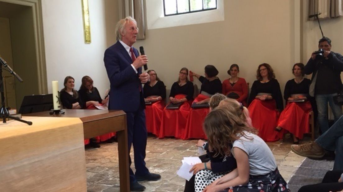 Dorp herdenkt met Freek de Jonge omgekomen dominee (video)