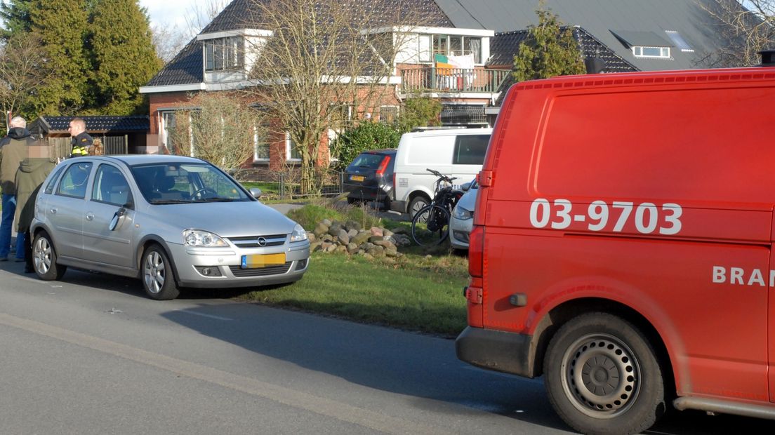Ook de brandweer was snel ter plaatste na de aanrijding in Zevenhuizen