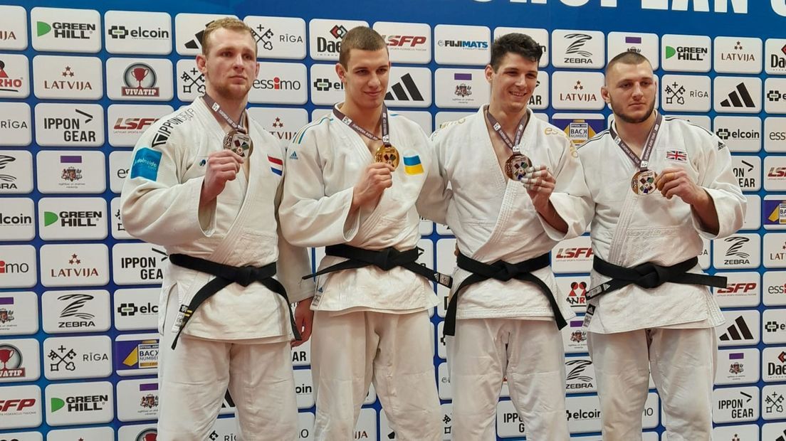 Kylian Bulthuis (helemaal links) met zijn zilveren plak op het podium
