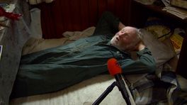 Boer Bart slaapt onder de tafel: 'Uit Luiigheid'
