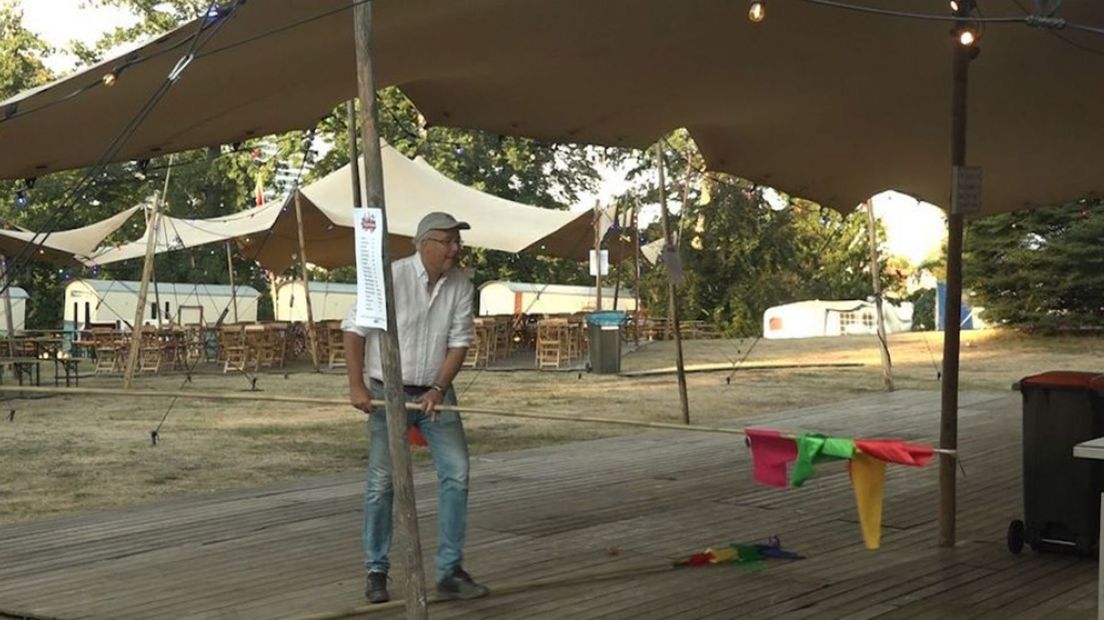 Directeur Robin Hagen helpt mee met de opbouw van het festival.